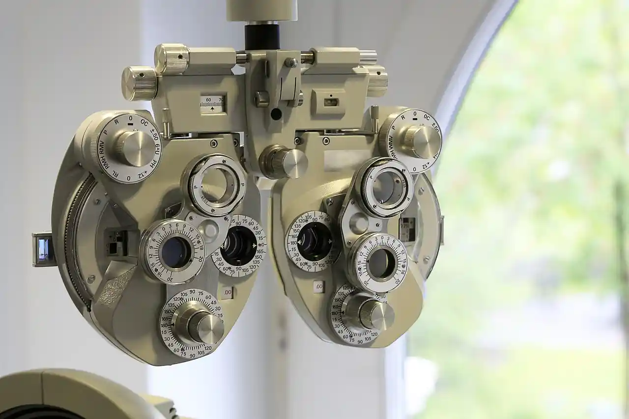 Premier Ophthalmologists at work